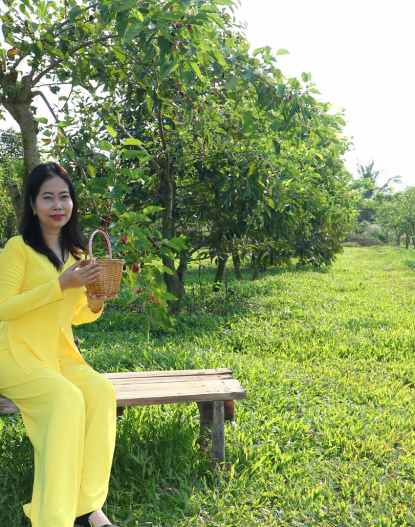 Một ngày nắng xuân -mình cùng hái dâu.