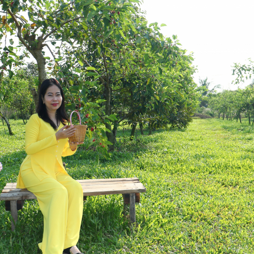 Một ngày nắng xuân -mình cùng hái dâu.